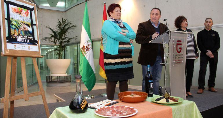 La alcaldesa de Órgiva y diputada María Ángeles Blanco, a la izquierda; y  el diputado de Turismo, Enrique Medina, en el atril, (entre otros) presentan la II Feria de la Tapa Alpujarreña