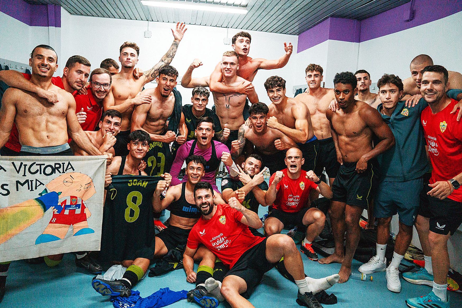 Los jugadores del Almería celebran la victoria en Jaén.