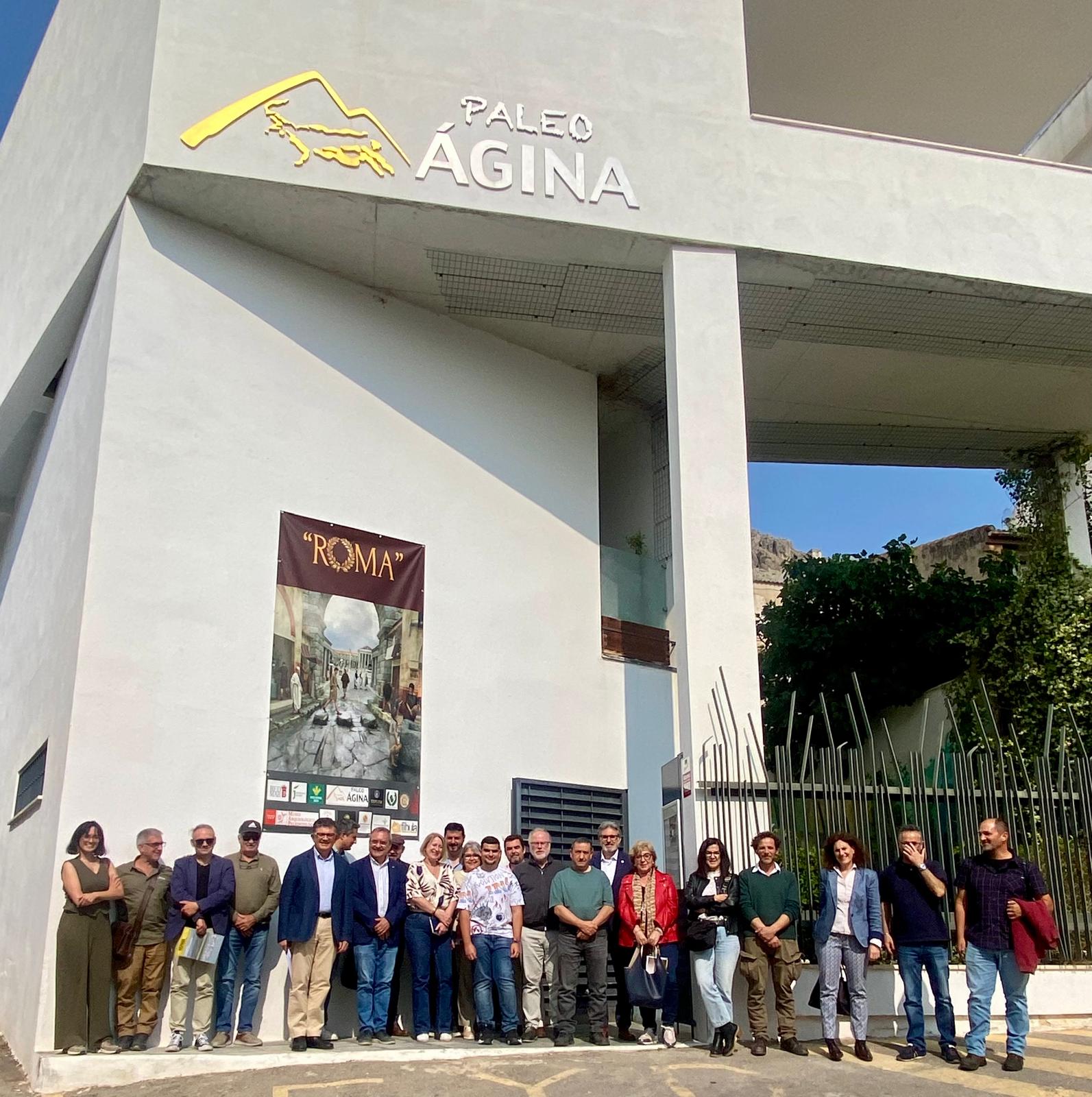 Foto de familia de los participantes ante el edificio de PaleoMágina