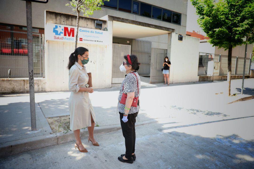 Rocío Monasterio (i) se acercó a un centro de salud de Leganés para charlar con una médico.