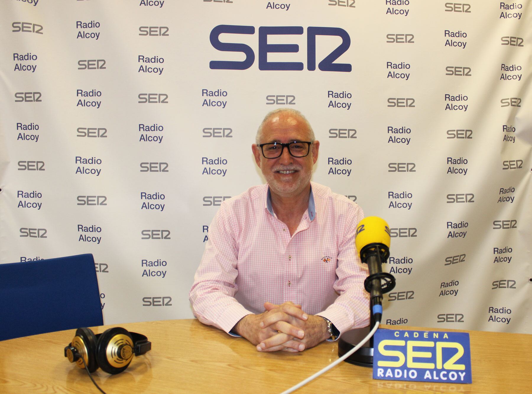 Luis Sorolla, en el estudio central de Radio Alcoy