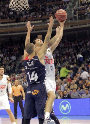 Felipe Reyes ante Kim Tillie en el Laboral Kutxa - Real Madrid de semifinales de la Copa del Rey.