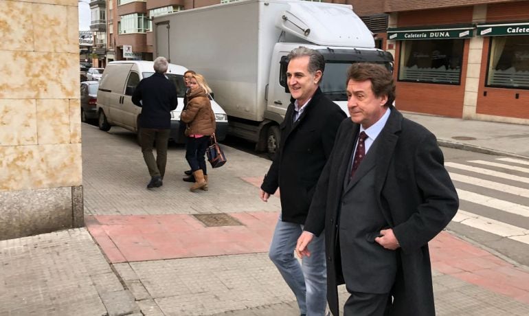 El cocnejal del PP en el Ayuntamiento de León, Javier García Prieto, en compañía del sindicalista de UGT, Miguel Ángel Álvarez, momentos antes de entrar a declarar como investigados por el Caso Caja España