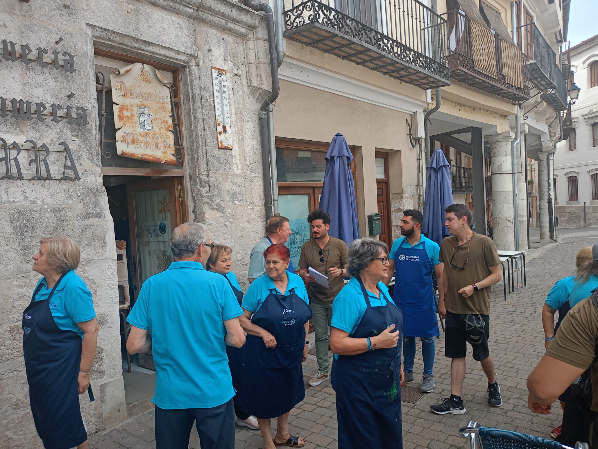 César Cadaval conversa con miembros de la productora y el presidente de la Asociación de Belenistas de Cuéllar en la Plaza Mayor