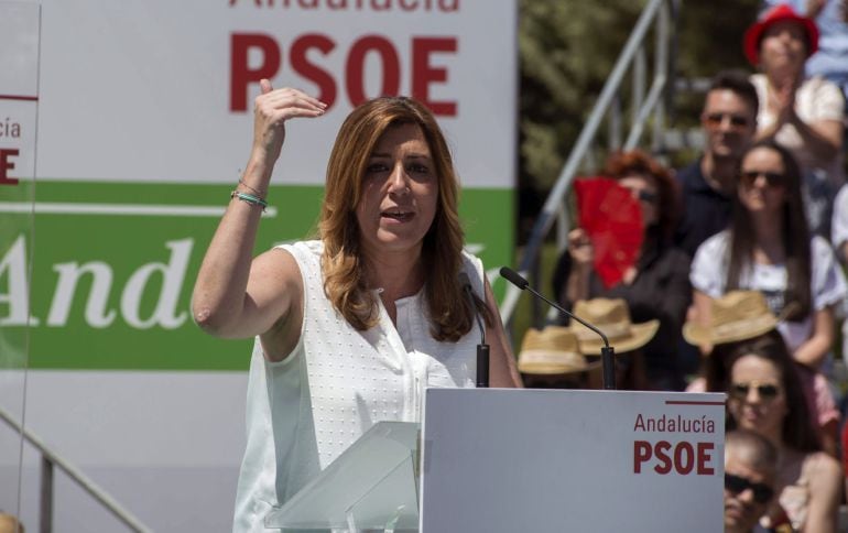 GRA128 MARTOS (JA&Eacute;N), 09/05/2015.- La secretaria general del PSOE de Andaluc&iacute;a y presidenta en funciones del Gobierno andaluz, Susana D&iacute;az, durante su intervenci&oacute;n en la III Fiesta de la Rosa del PSOE de Martos (Ja&eacute;n). EFE/Jose Manuel Pedrosa