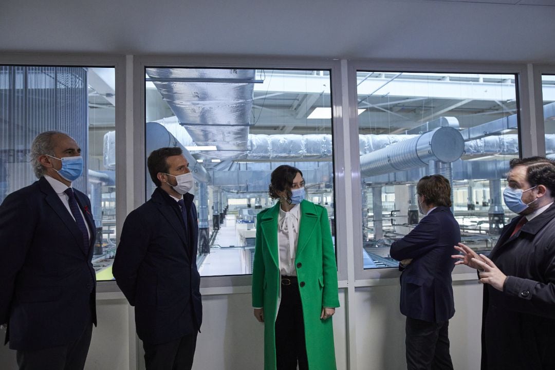 El consejero de Sanidad, Enrique Ruiz Escudero; el presidente del PP, Pablo Casado; la presidenta de la Comunidad de Madrid, Isabel Díaz Ayuso; y el alcalde de Madrid, José Luis Martínez Almeida; durante la inauguración del Hospital Isabel Zendal.