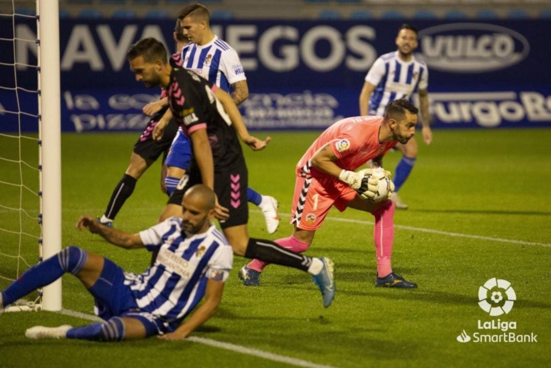 La Deportiva de nuevo se quedo sin marcar ante un Sabadell más eficaz en la portería contraria.