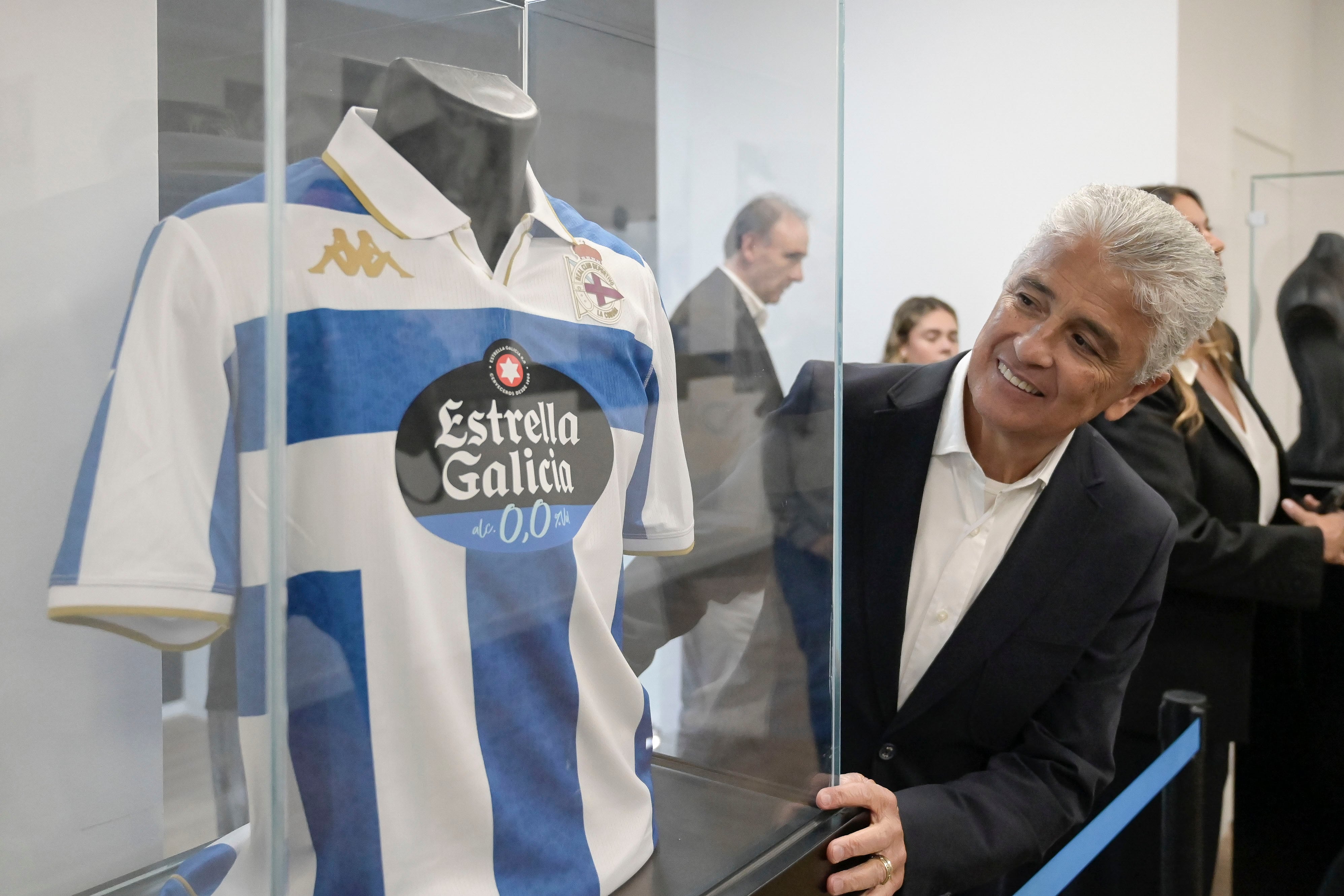 A CORUÑA, 26/11/2025.- José Roberto Gama de Oliveira 'Bebeto', antes del acto de presentación del libro 'Bebeto. El hombre que acunó el gol', celebrado este miércoles en A Coruña. EFE/Moncho Fuentes