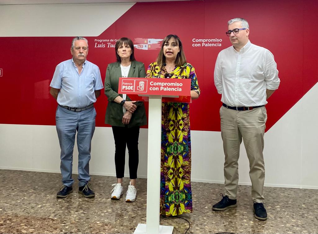 De Izquierda a derecha, el alcalde de Venta de Baños, José María López Acero, la procuradora Consolación Pablos, la secretaria del PSOE en Palencia, Miriam Andrés y el secretario provincial del mismo partido, Antonio Casas