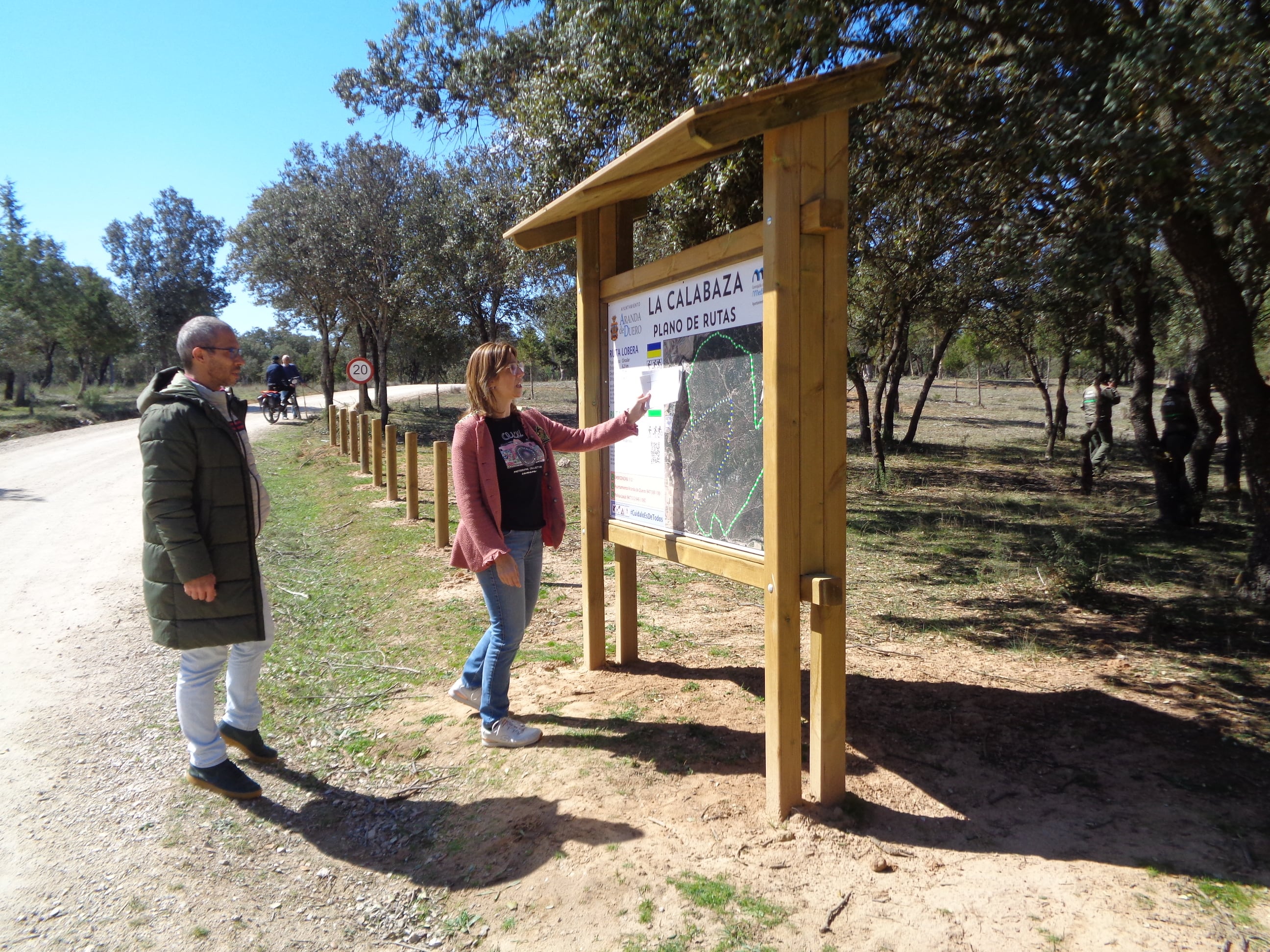 La alcaldesa y el concejal de Medio Ambiente ante el panel que detalla las rutas de senderismo