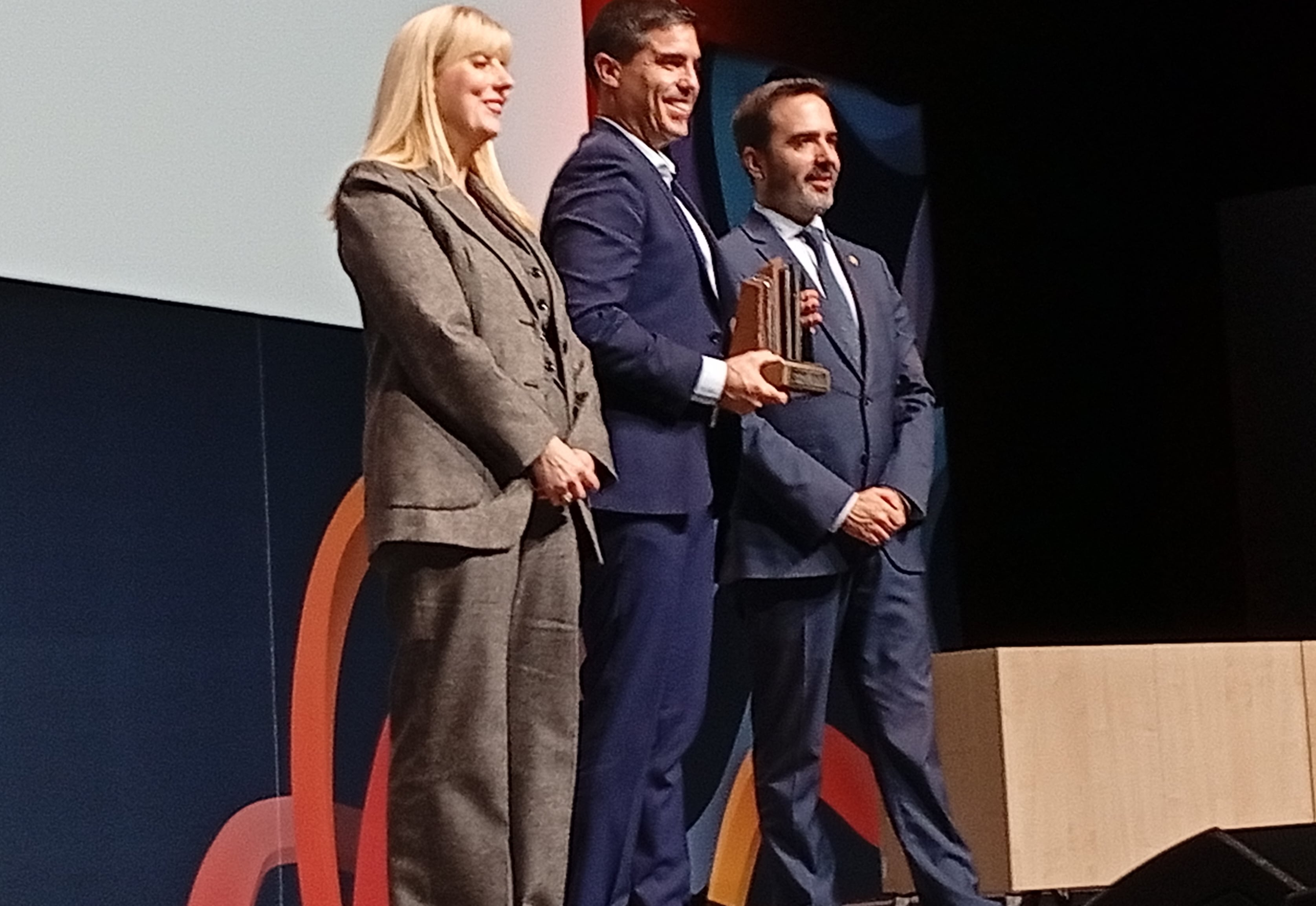 Ana María Sánchez Herráez, directora de Kontsumobide, Fernando Bayo y Javier Hurtado, consejero de Turismo, Comercio y Consumo del Gobierno vasco