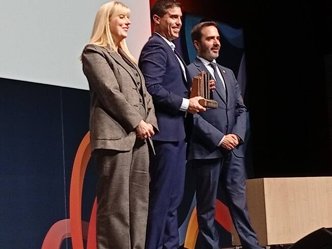 Ana María Sánchez Herráez, directora de Kontsumobide, Fernando Bayo y Javier Hurtado, consejero de Turismo, Comercio y Consumo del Gobierno vasco