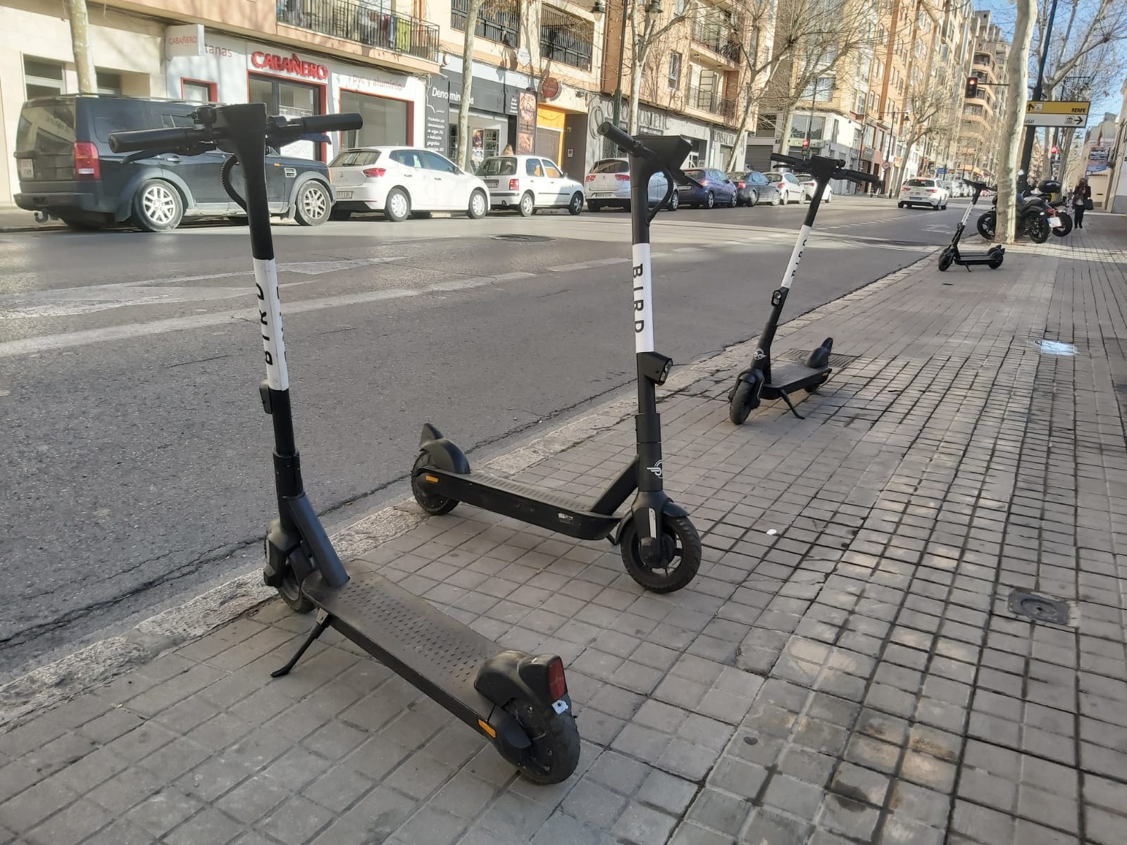 El Ayuntamiento de Alcoy ha puesto en marcha una campaña informativa sobre la ordenanza que regula la circulación de los patinetes y bicicletas por la ciudad.