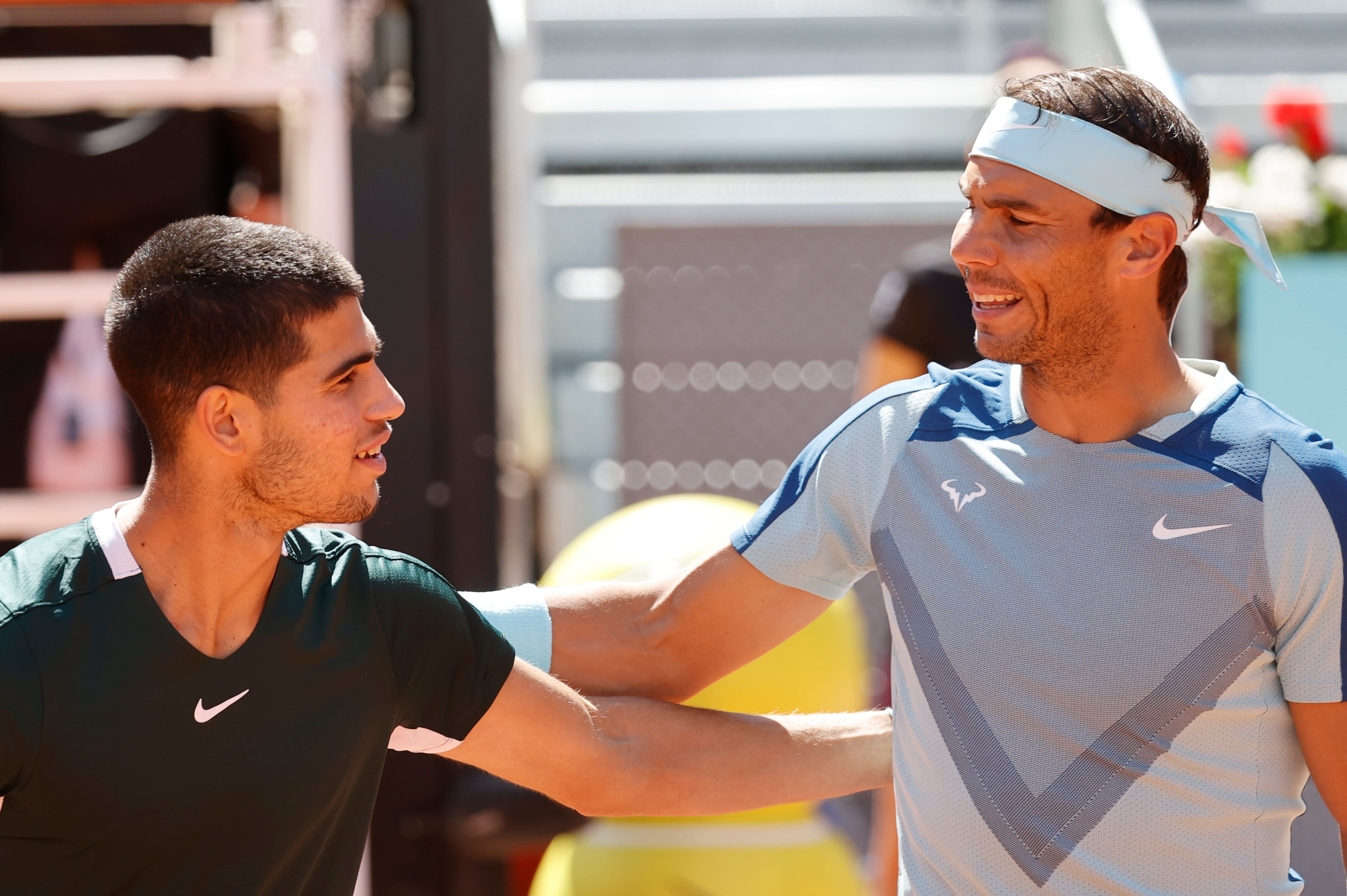 Nadal y Alcaraz se saludan antes de los cuartos de final del Mutua Madrid Open, donde ganó el murciano. 