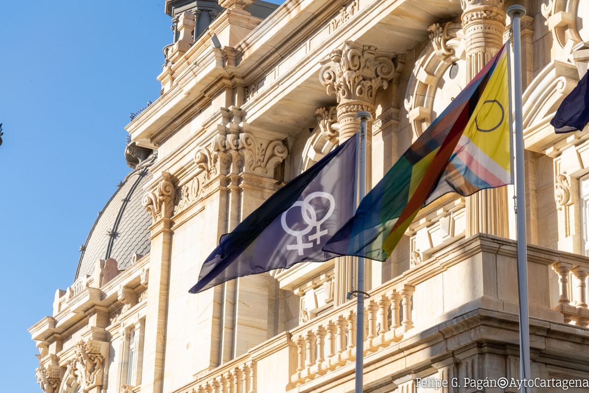 Izado de la bandera del Orgullo Lésbico en el Palacio Consistorial