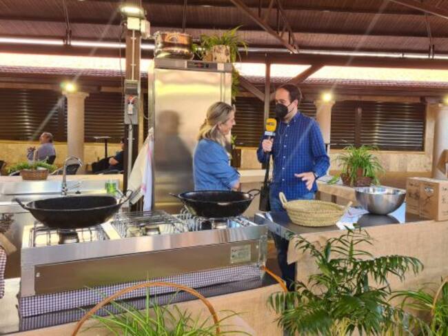 Nuestro compañero Alejandro Martín en uno de los puestos del Mercado de Abastos