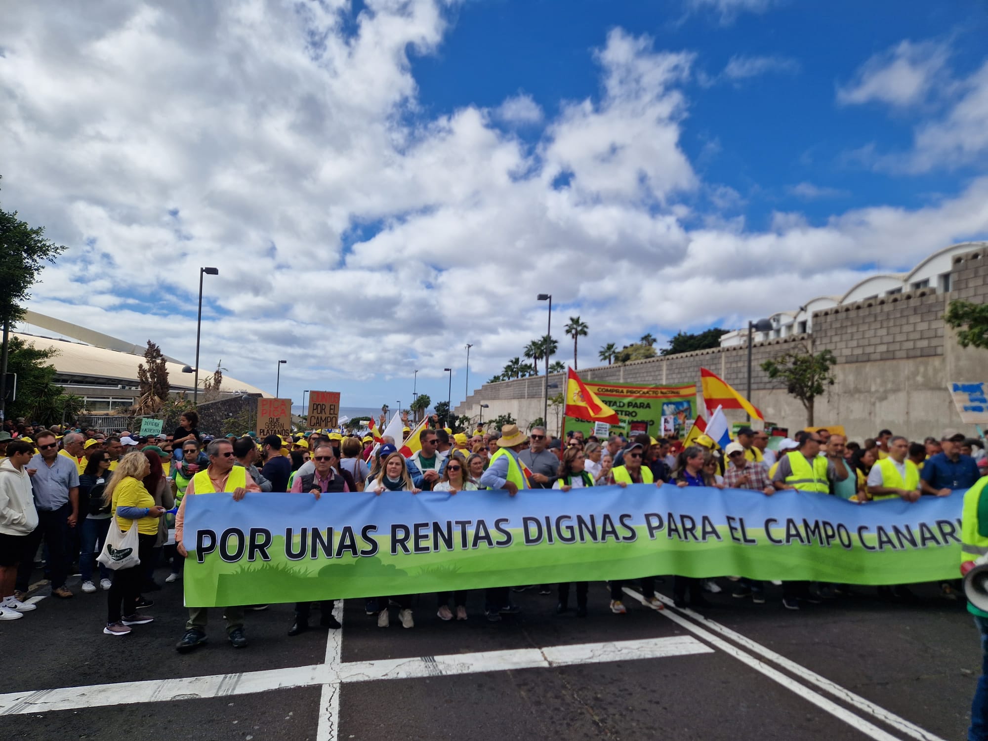 Los agricultores y ganaderos canarios salen a la calle para reivindicar ayudas para reducir los costes de producción