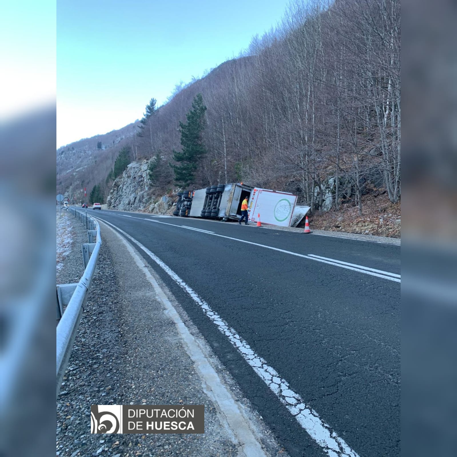 Imagen del camión que volcaba en Aneto. Foto: SPEIS