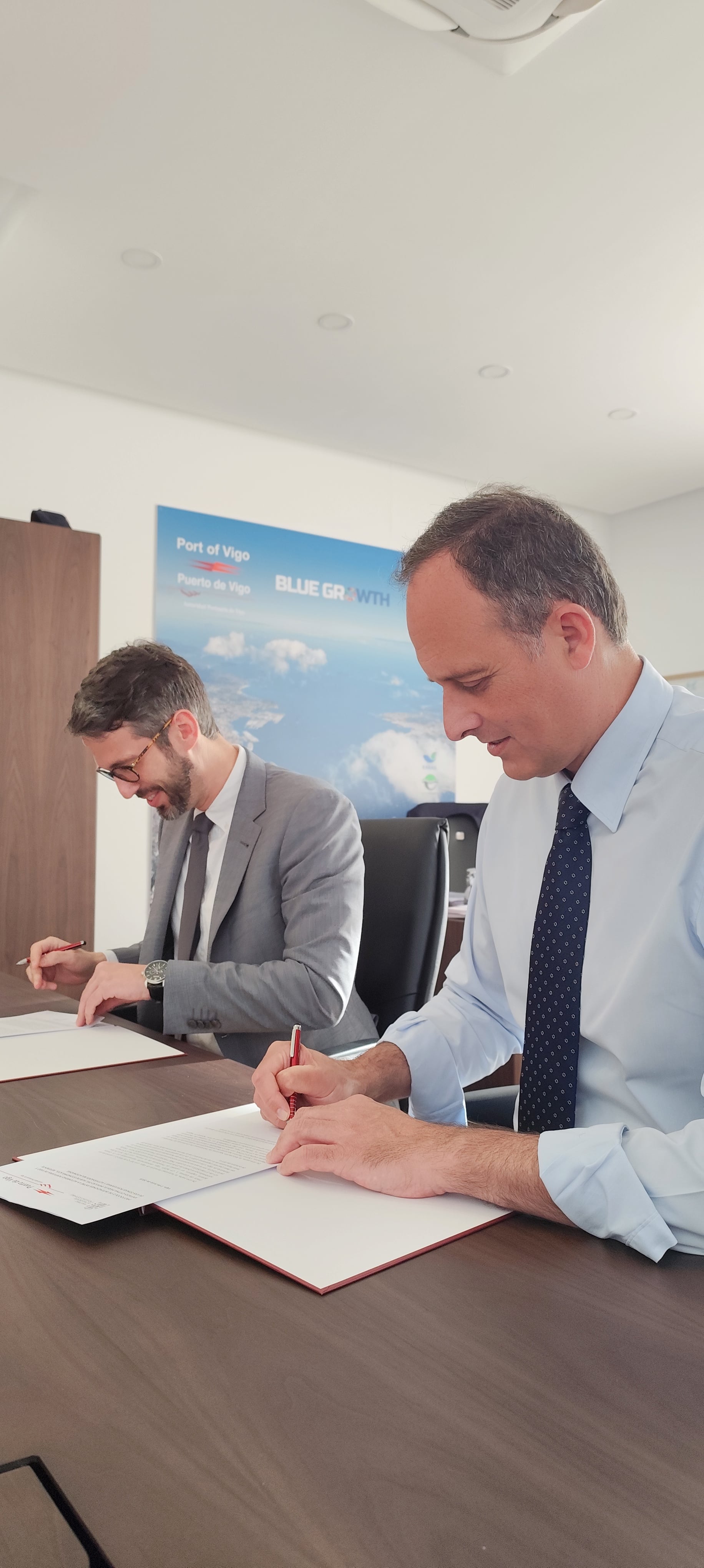 Roberto Alonso, de Anfaco, y Carlos Botana, presidente Autoridad Portuaria de Vigo