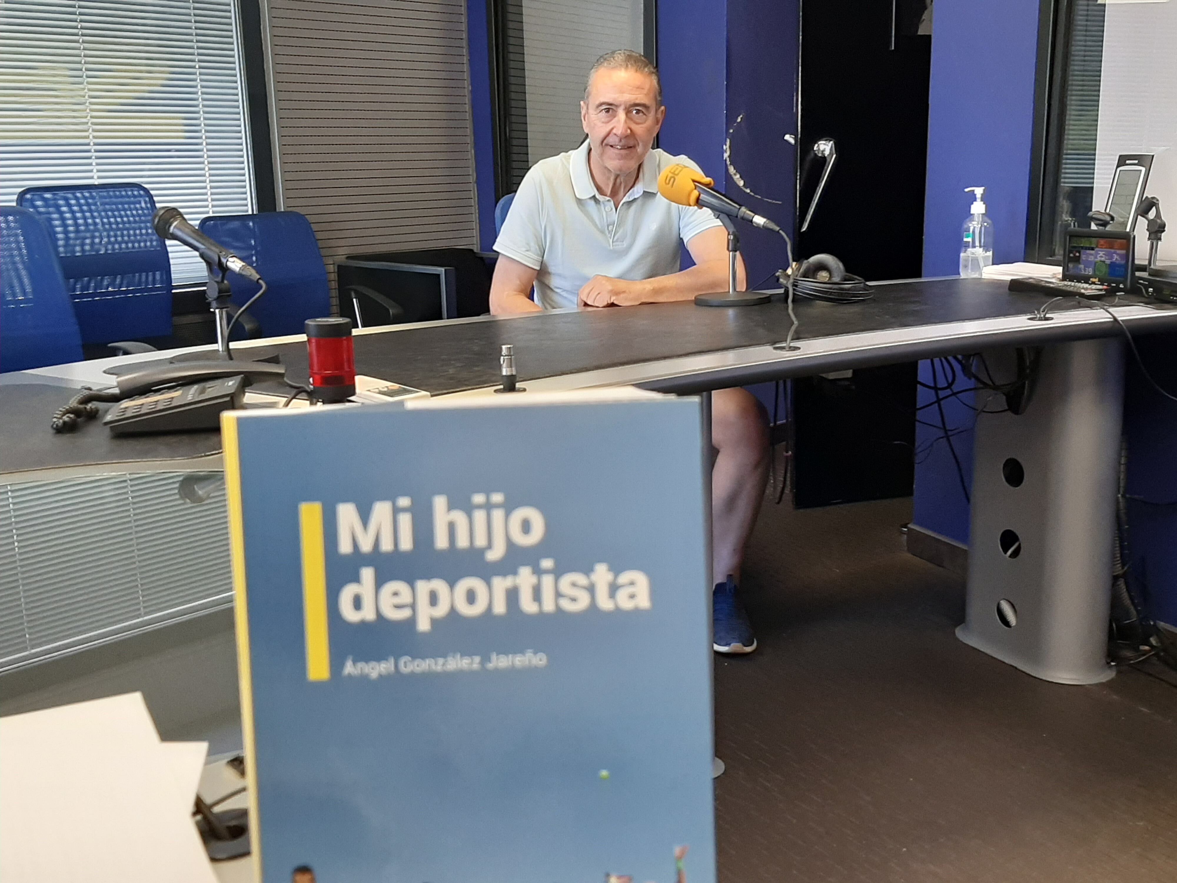 Jareño presentó su segundo libro en Radio León