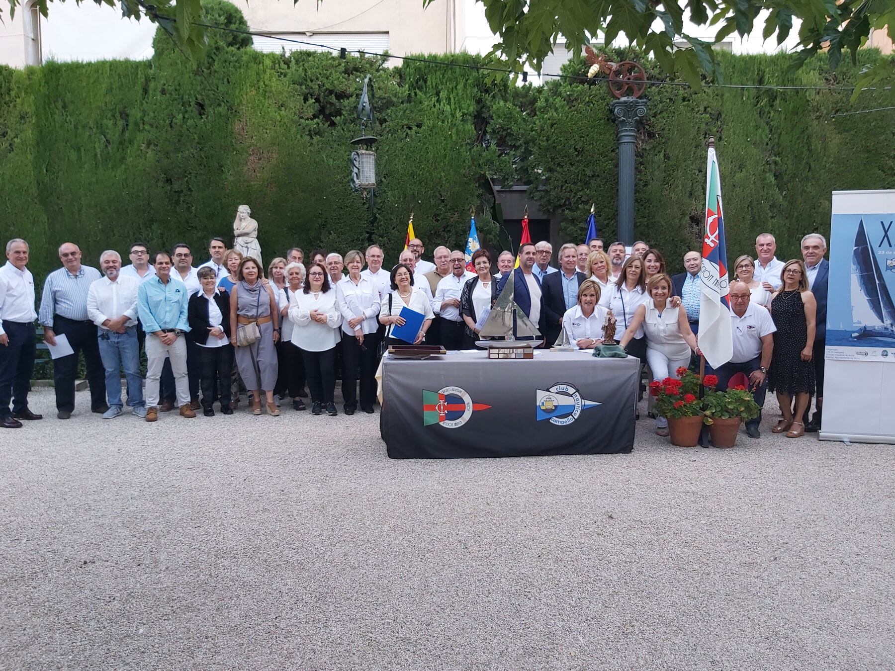 Foto familia final de los asistentes a la presentación de la X edición del trofeo de vela