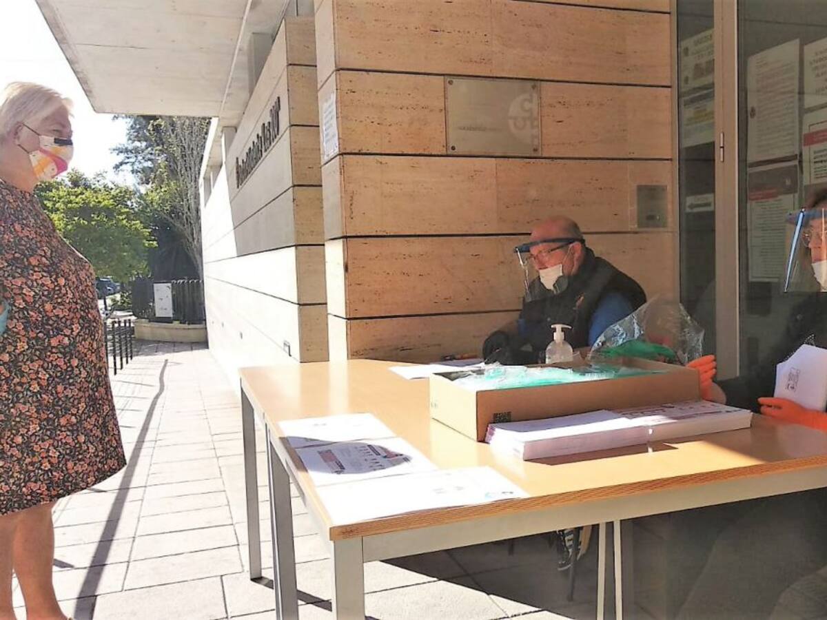 Elda reparte 7.000 mascarillas infantiles y de adultos en el primer día de reparto