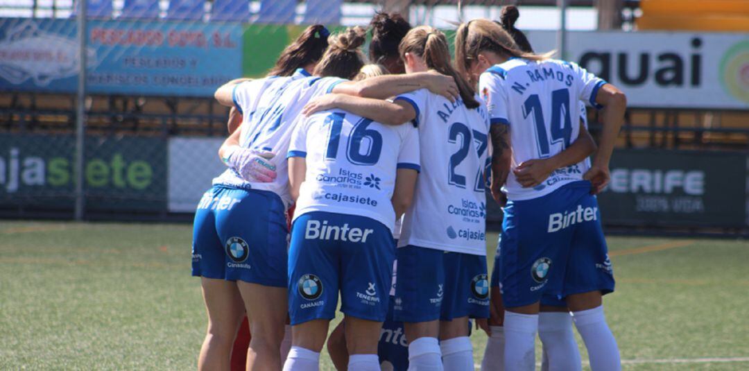 Las tinerfeñas celebran un gol en La Palmera