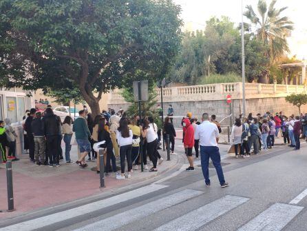 Tensión a las puertas de los juzgados de Ontinyent, donde prestan declaración los detenidos por la agresión sexual.