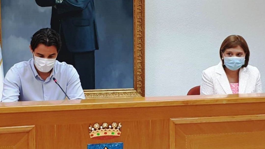 Eduardo Dolón, alcalde de Torrevieja y Isabel Bonig, presidente del PP Comunitat Valenciana, tras una reunión para la adopción de medidas tras la decisión de la Conselleria de Sanidad de impedir al consistorio hacer pruebas PCR a los profesores del municipio