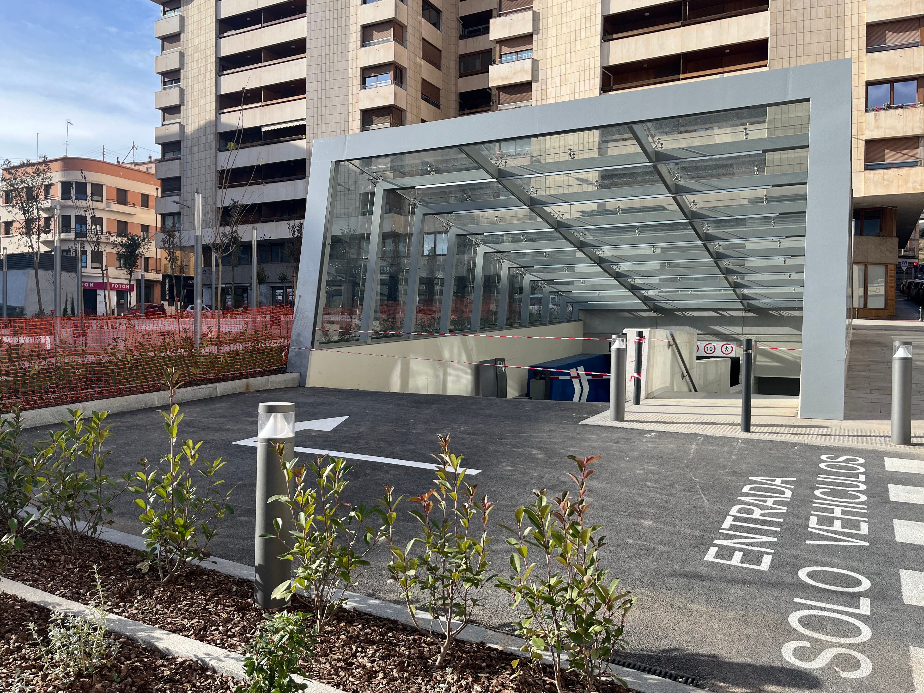 Esta es la entrada al aparcamiento de la Rosaleda tras la reforma de la plaza.