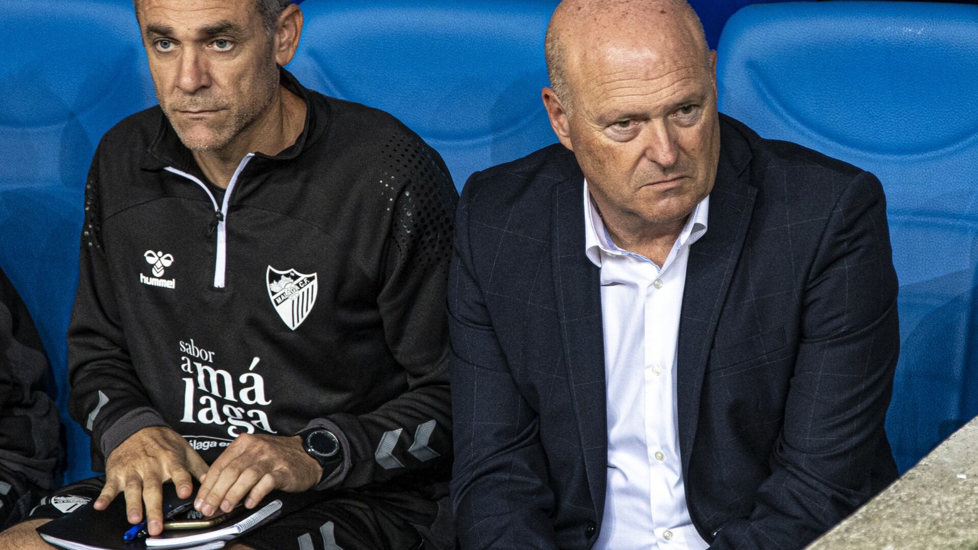 El técnico del Málaga Pepe Mel ayer en el banquillo del Carlos Tartiere