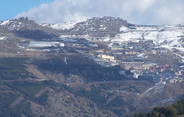 Imagen de archivo de Pradollano (Granada) con el río Monachil en la parte inferior