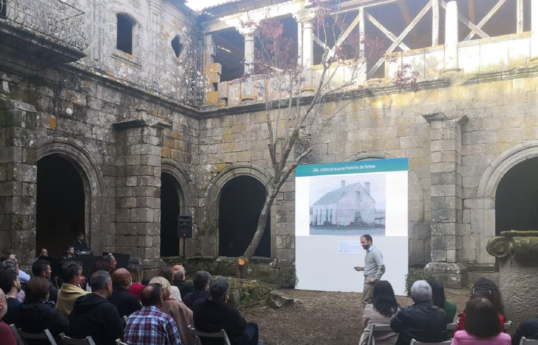 Xoan Martínez, director de Residencial Monasterio de Oia S.A., explicando el proyecto de restauración del inmueble.