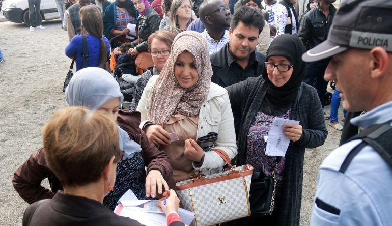 Aspirants a un pis del bloc Salt apuntant-se al sorteig