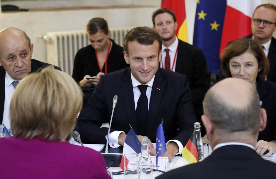 Emmanuel Macron junto a Angela Merkel y varios ministros. 