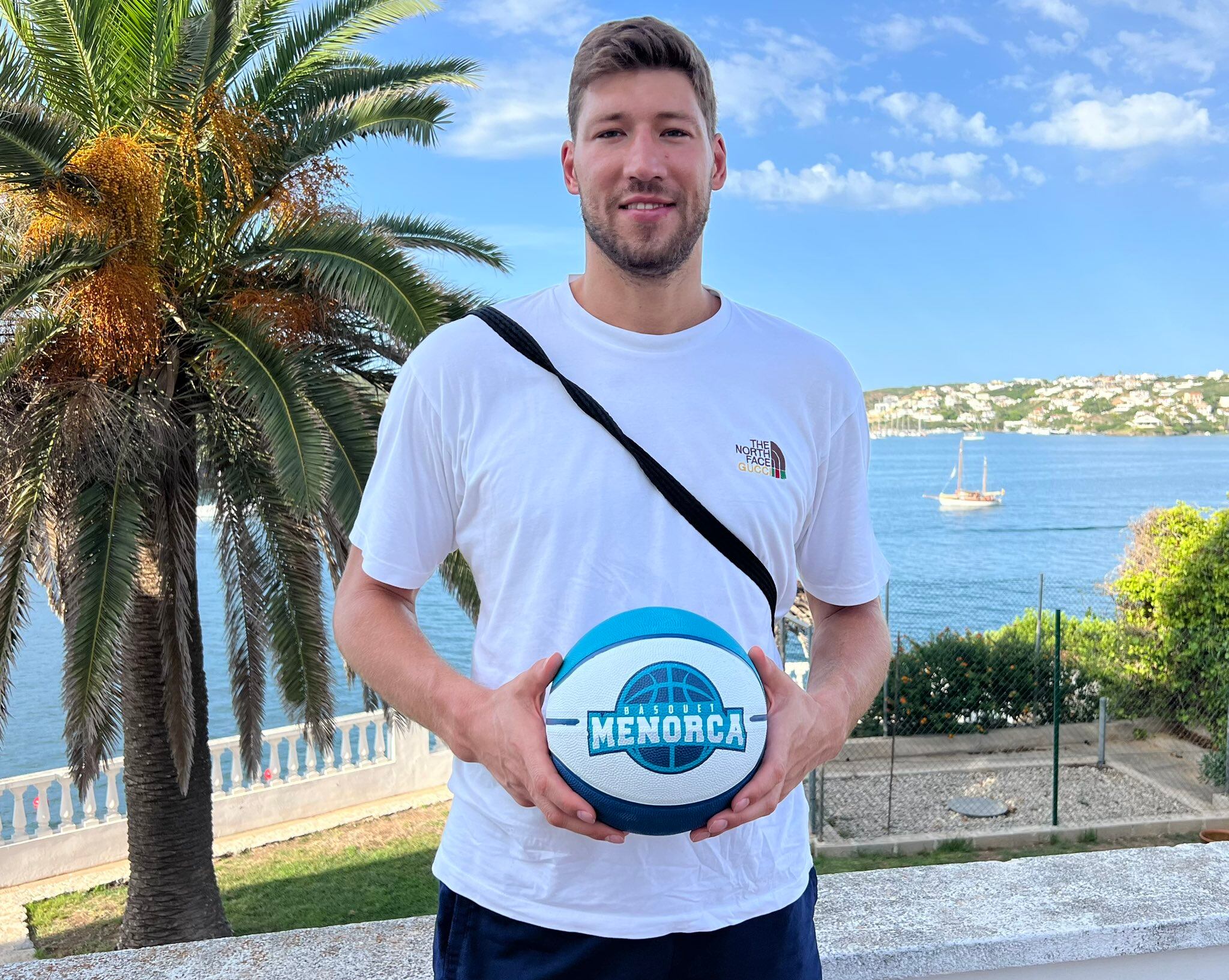 El pivot ucrainès entrenarà, per ara, amb l'Hestia a l'espera de trobar un club mentre els menorquins valoren la opció de fer-li una oferta per a tota la temporada.