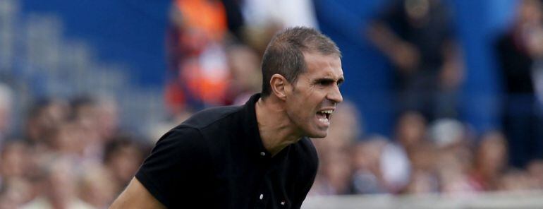 El entrenador argentino del Deprotivo Gaizka Garitano durante el partido de la sexta jornada de Liga que disputaron en el estado Vicente Calderón de Madrid. 