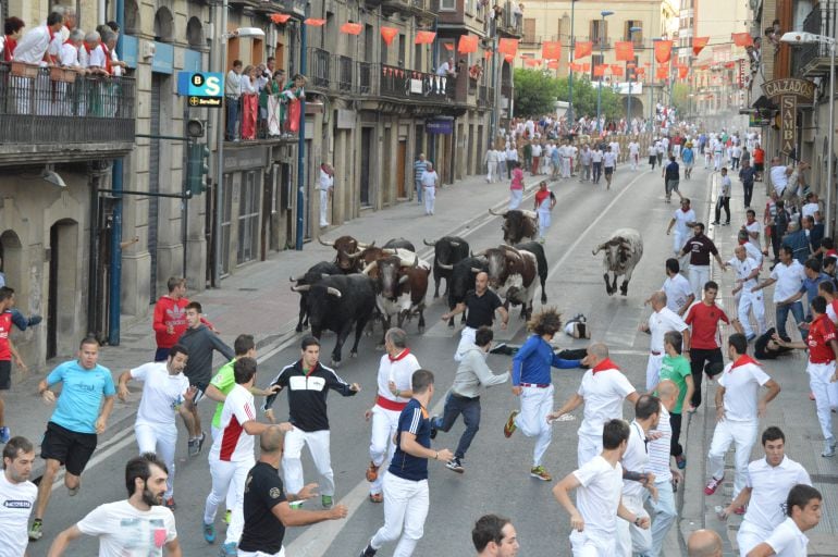 La manada enfila la curva de la Farola, en los últimos metros de la avenida Severino Fernández