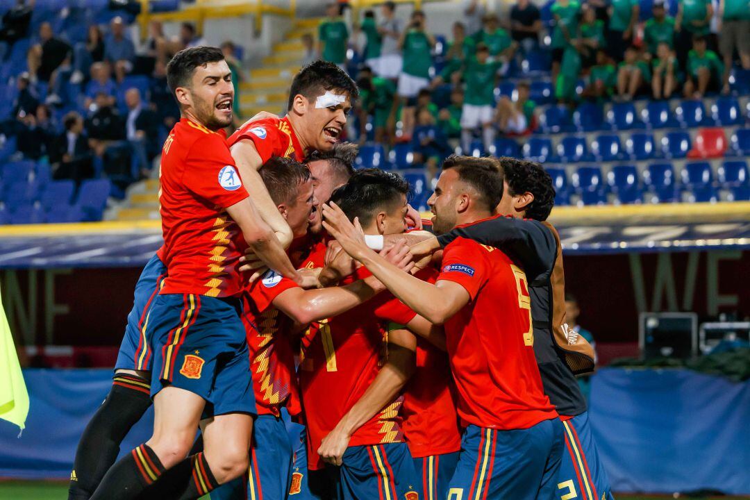 La selección española celebra el cuarto gol que le mete en semifinales