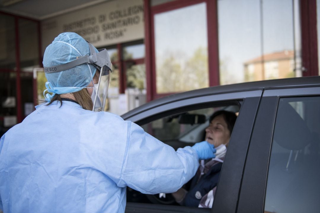 Sanitarios haciendo un test de coronavirus en la ciudad de Turin