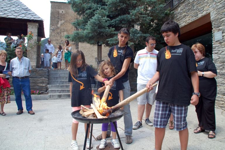 L'encesa de les fogueres amb la flama del Canigó.