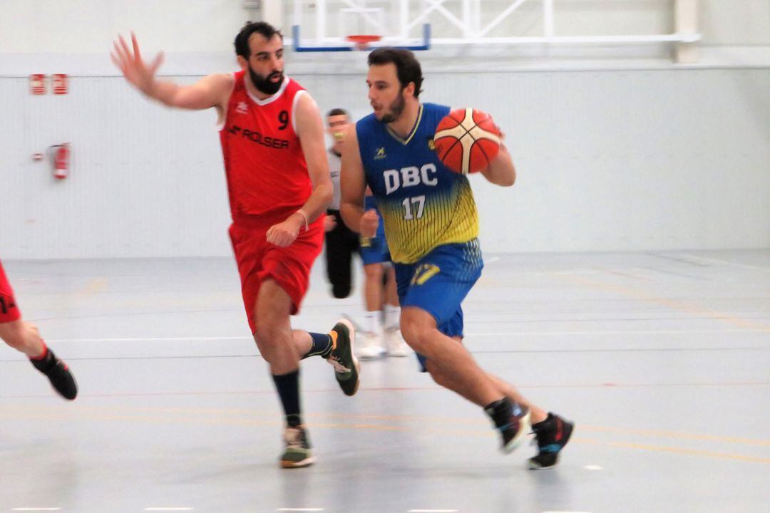 Jugador del Dénia Básquet durante un partido.
