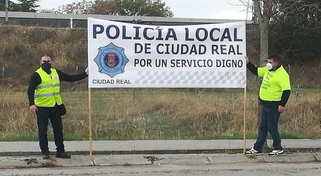 Pancarta que han exhibido un grupo de policías locales durante la visita de las autoridades municipales al depósito municipal