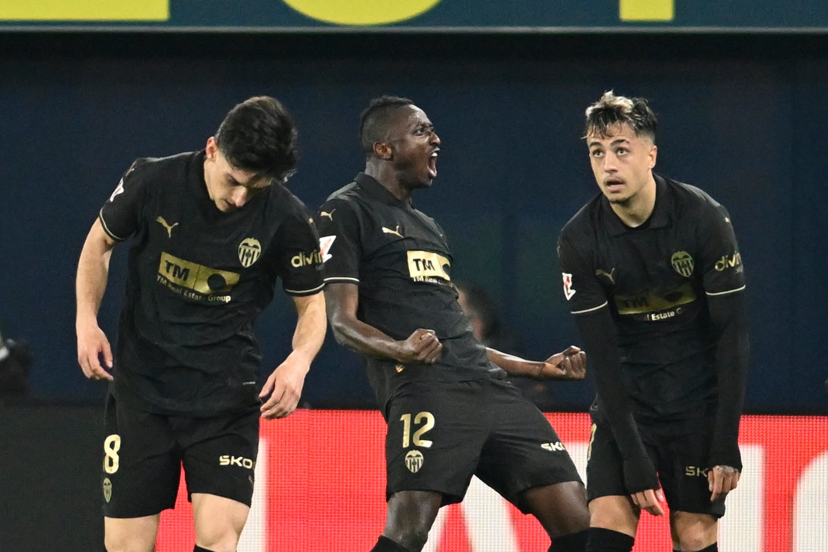 VILLARREAL, 15/02/2025.- El delantero del Valencia Sadiq Umar (c) celebra su gol contra el Villarreal, durante el partido de la jornada 24 de LaLiga entre el Villarreal CF y el Valencia CF, este sábado en el estadio de la Cerámica.- EFE/ Andreu Esteban
