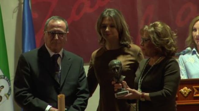 La delegada de Gobierno, Ana Cobo hizo entrega del premio al matrimonio de restauradores de Restaurante el Santuario de Tíscar de Quesada