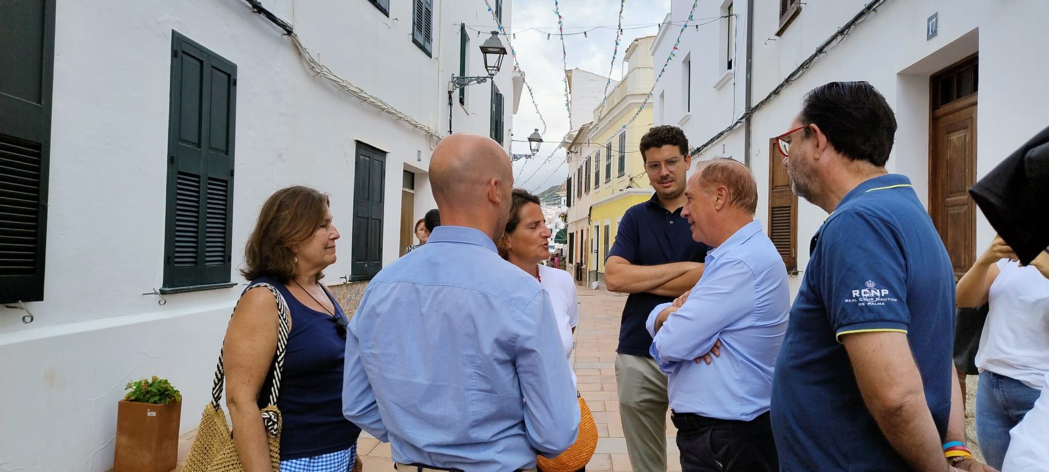 Diversos polítics reunits a Es Mercadal