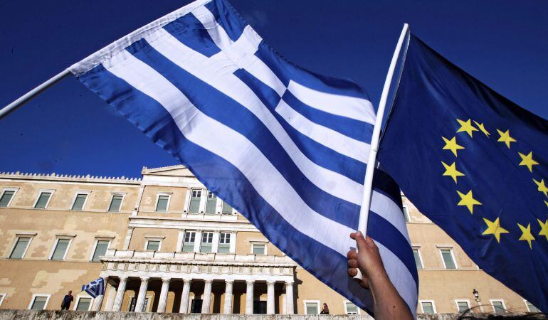 Manifestantes protestan frente al edificio del Parlamento para exigir que el país continúe en la Eurozona en Atenas (Grecia).