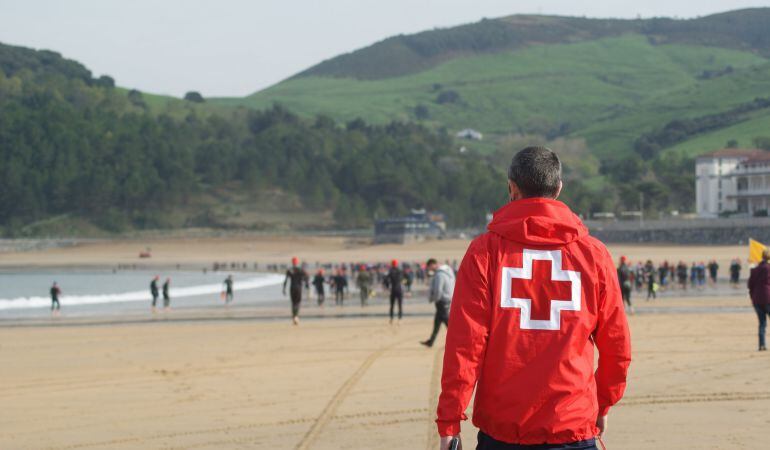 Socorristas vigilando una playa en el País Vasco