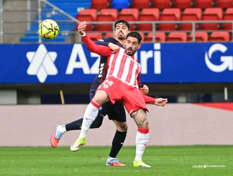 Miguel se ha convertido en uno de los fijos del Almería.