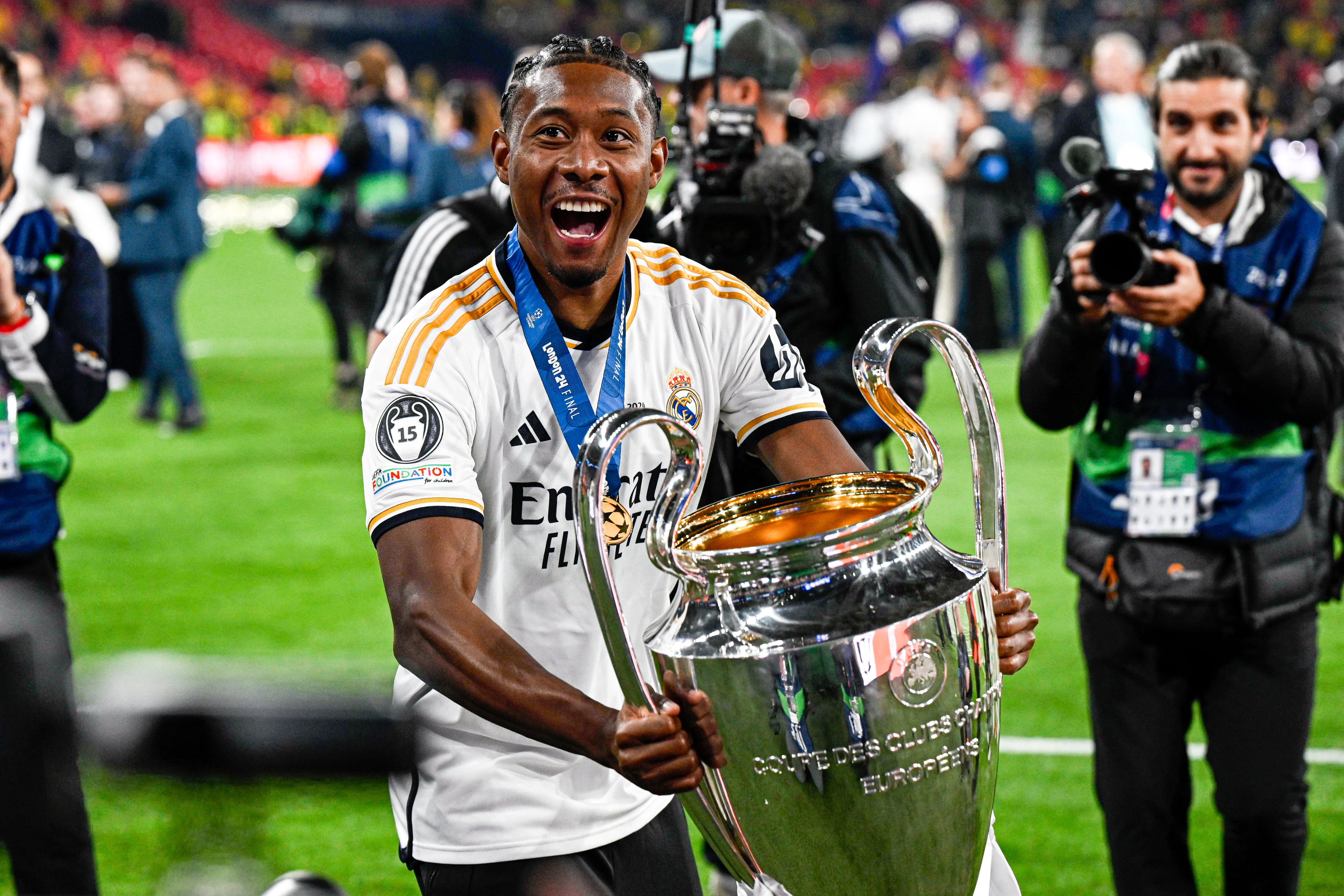 David Alaba celebra la victoria del Real Madrid en la final de la Champions League 2024